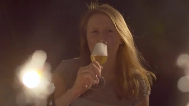 Nahaufnahme Porträt Der Schönen Jungen Frau Die Champagner Auf Der — Stockvideo