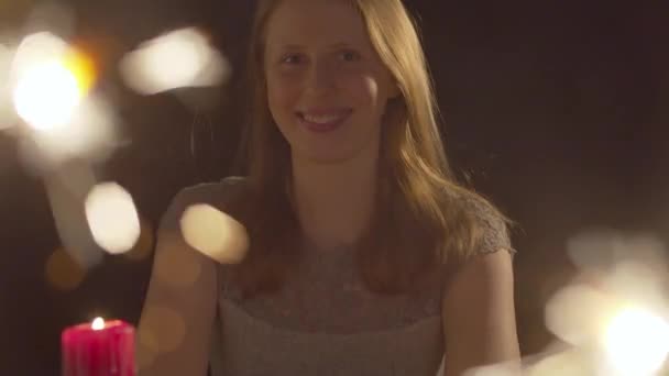 Zblízka Portrét Krásné Bělošky Oslavující Uvnitř Hořící Svíčka Rozmazané Jiskry — Stock video