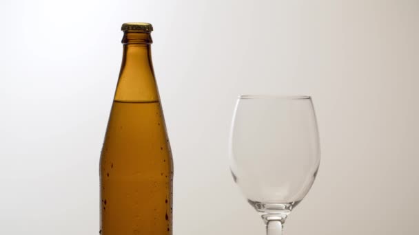 Fermer Main Masculine Mettant Une Bouteille Brumeuse Bière Froide Sur — Video