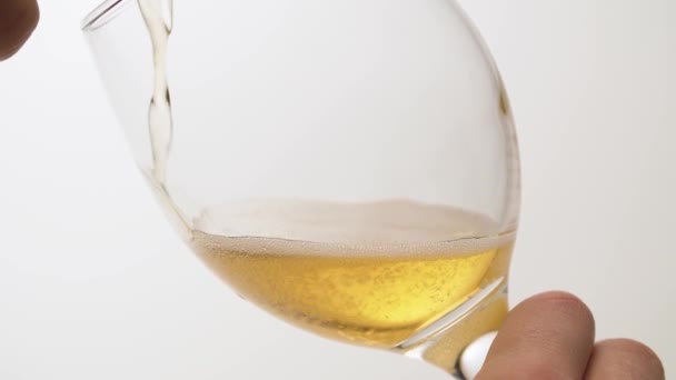 Närbild Hane Hand Hälla Från Flaska Ett Glas Låg Vinkel — Stockvideo