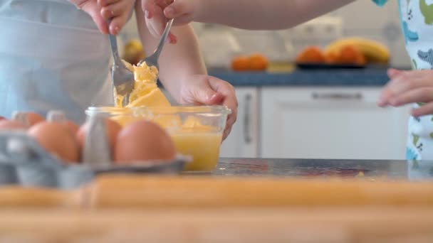 Närbild Barns Händer Matlagning Bakverk Ett Ljust Kök Flicka Lägga — Stockvideo