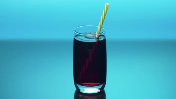 Sluit Kersensap Het Doorzichtige Drinkglas Blauwe Bacground Kersen Granaatappelen Cranberrysap — Stockvideo