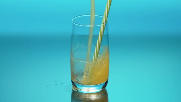 Fresh Orange Juice Pouring Transparent Glass Table Close Refreshing Yellow — Stok video