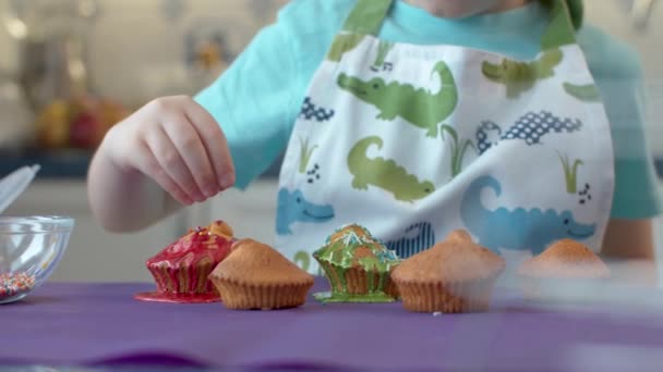 Fechar Mão Uma Criança Decorando Cupcakes Criança Preparando Sobremesa Uma — Vídeo de Stock