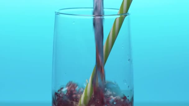 Kirschsaft Mit Spritzern Und Blasen Auf Blauem Speck Das Glas — Stockvideo