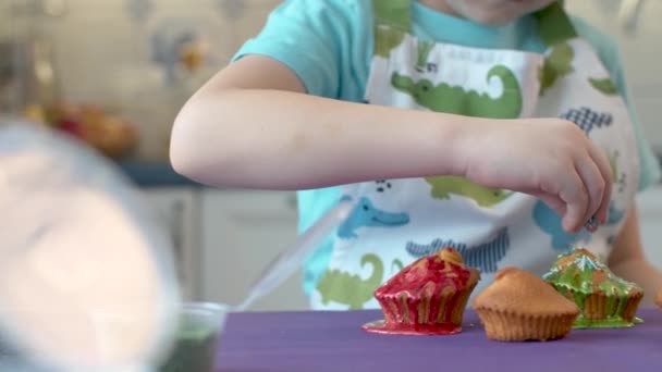 Detailní Záběr Dětské Ruky Zdobící Dortíky Dítě Připravuje Dezert Čisté — Stock video