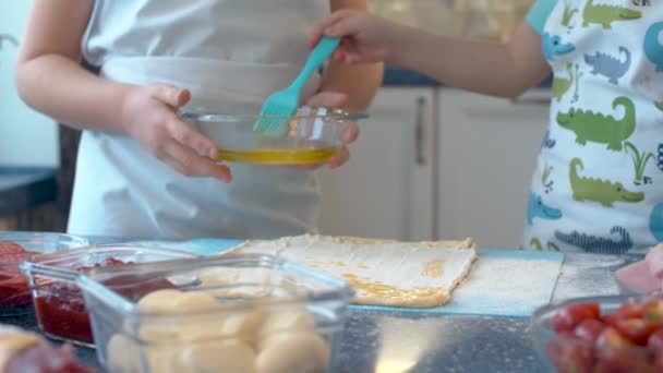 Cierra Las Manos Dos Jóvenes Chefs Cocinando Pizza Una Niña — Vídeo de stock