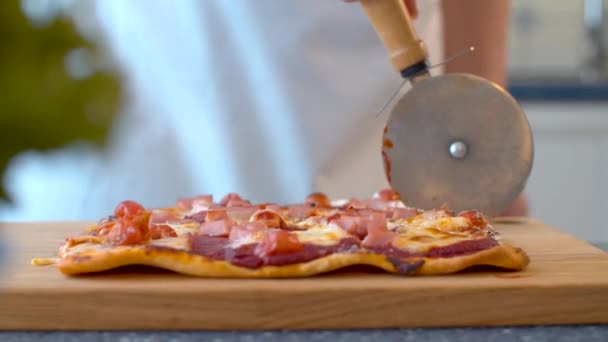 Nahaufnahme Weiblicher Hände Die Mit Einem Rollmesser Pizza Auf Einem — Stockvideo