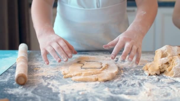 Chica haciendo galletas con un cortador de galletas — Vídeos de Stock