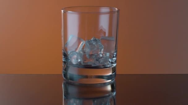 Whisky in ein Glas gießen — Stockvideo