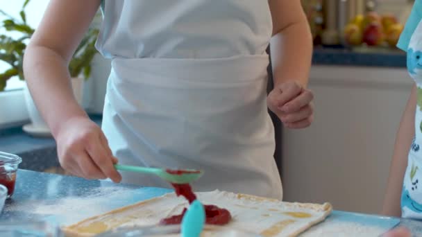 Близько Рук Молодих Кухарів Готують Піцу Дівчина Кладе Томатну Пасту — стокове відео