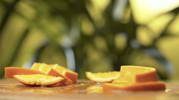 Närbild Orange Bitar Suddig Naturlig Bakgrund Droppe Juice Ett Bord — Stockvideo