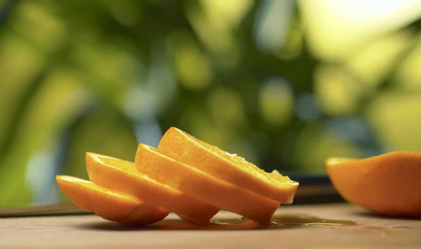 Närbild Skivad Orange Bordet Över Suddig Naturlig Bakgrund Droppe Juice — Stockfoto