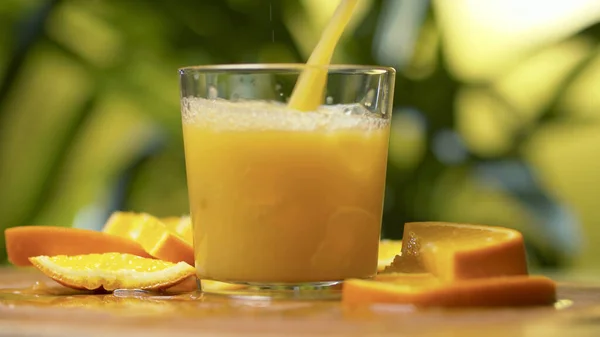 Sumo Laranja Fresco Verter Num Copo Transparente Feche Bebida Amarela — Fotografia de Stock