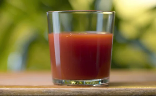 Verre Jus Tomate Frais Fermer Boisson Rouge Nutritive Sur Fond — Photo