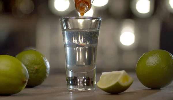 Fazer Uma Bebida Curta Cão Vermelho Close Bartender Adicionando Tabasco — Fotografia de Stock