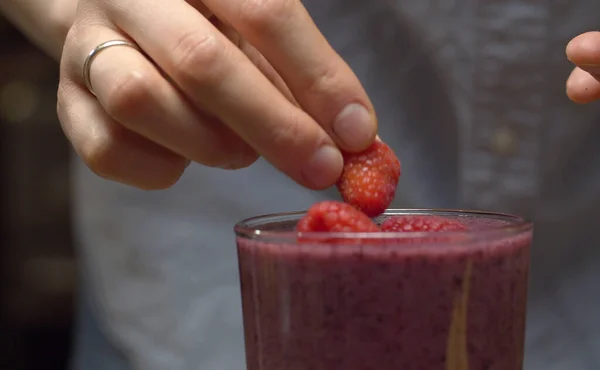 Großes Glas Mit Fertigen Smoothies Auf Dem Tisch Weibliche Hände — Stockfoto