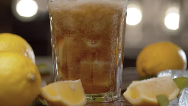 Cerrar Bebida Gaseosa Cola Vertiendo Vaso Con Hielo Limón Sobre — Vídeos de Stock