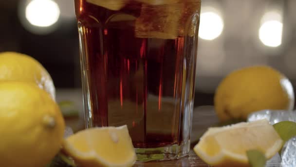 Cierre Cola Revolviendo Vaso Con Paja Para Beber Cóctel Cola — Vídeo de stock