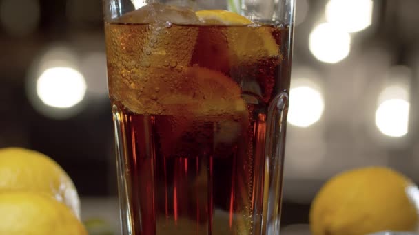Sluiten Cocktail Lange Eiland Ice Tea Cola Het Glas Fizzy — Stockvideo