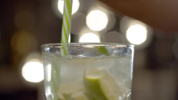 Cierre Vaso Agua Con Gas Con Menta Cal Hielo Sobre — Vídeo de stock