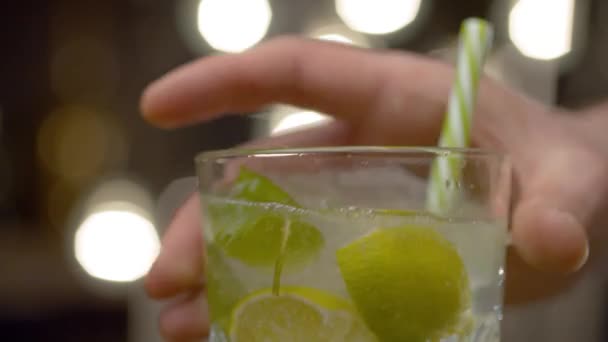 Mão Barman Pôr Copo Com Cocktail Mesa Feche Vidro Com — Vídeo de Stock