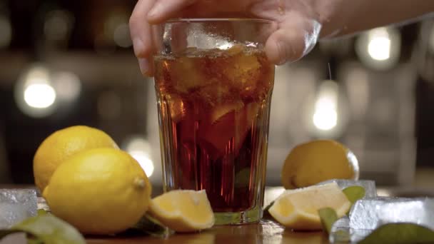 Cerca Mano Masculina Poniendo Vaso Sobre Mesa Vidrio Con Helado — Vídeos de Stock