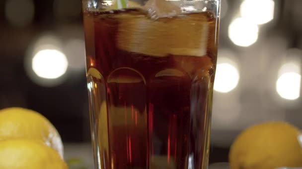 Zamknąć Long Island Ice Tea Mieszając Szklance Słomką Picia Napój — Wideo stockowe