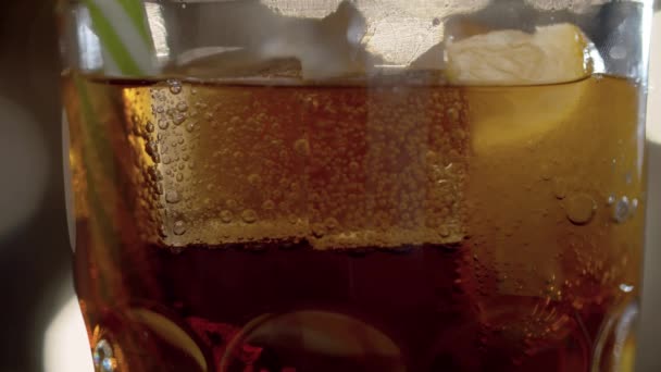 Gros Plan Boisson Gazeuse Cocktail Cola Dans Verre Bulles Sur — Video