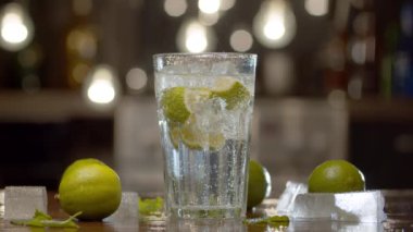 Tonik, limon ve buzlu bir bardakta soda. Fizzy ferahlatıcı içecek, soda, kokteyl. Gaz geliyor, atlayan su damlacıkları arka planda parlıyor.