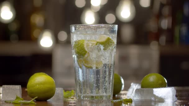 Tonikum Sodawasser Einem Glas Mit Limette Und Eis Auf Dem — Stockvideo