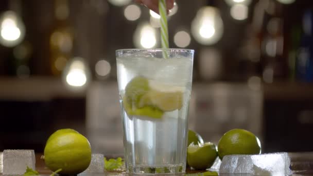 Fermer Verre Eau Gazeuse Avec Menthe Chaux Glace Sur Fond — Video