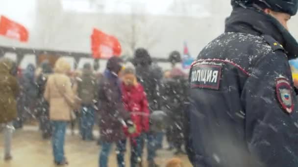 ロシア モスクワ 2020年3月 雪の下でのデモで2人の警官 公園を維持するための建設に対する抗議集会 — ストック動画