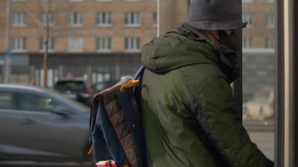 ロシア モスクワ 2020年3月 地下鉄に入る保護マスクと手袋の男 市内のコロナウイルス流行 安全生活の概念 Covid 19パンデミック — ストック動画