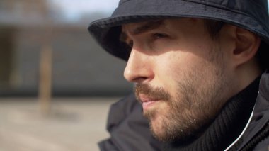 Baharda açık havada genç ve yakışıklı bir adamın portresi..