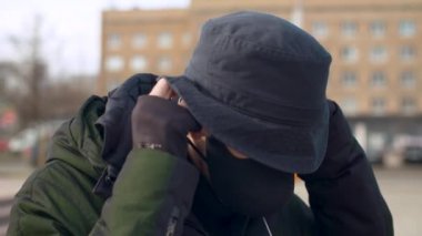 Adam koruyucu maske takıyor.