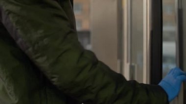 Kapıyı açan koruyucu eldiveni verin.