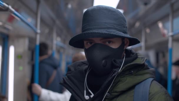 Homem em máscara protetora no metrô — Vídeo de Stock