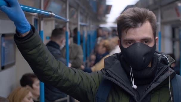 Man in metro met beschermend masker — Stockvideo