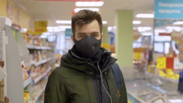 Мужчина в супермаркете — стоковое видео
