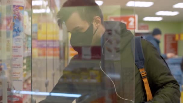 Um homem a escolher comida no supermercado — Vídeo de Stock