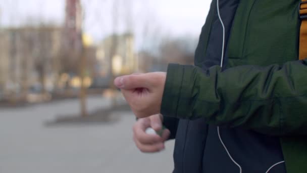 Человек на улице применяет дезинфицирующее средство — стоковое видео