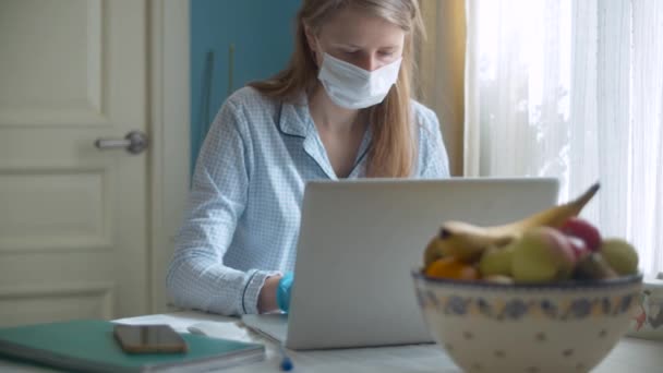 Portret van een vrouw die werkt vanuit huis — Stockvideo