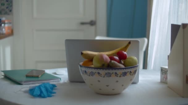 Ordenador en mesa de comedor en cocina — Vídeo de stock