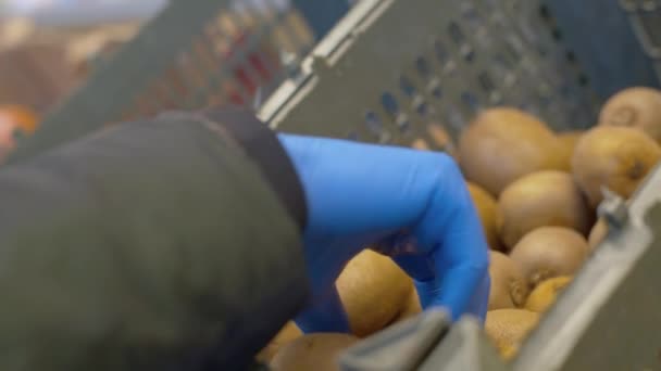 Male hand choosing fruits in the supermarket — Stock Video