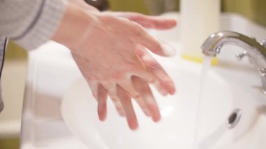 Sabun yıkayan genç kadın