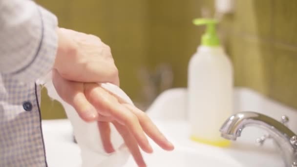 Giovane donna che pulisce le mani con un asciugamano usa e getta — Video Stock