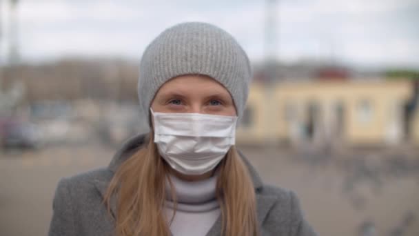 Portret van een vrouw met een beschermend masker — Stockvideo