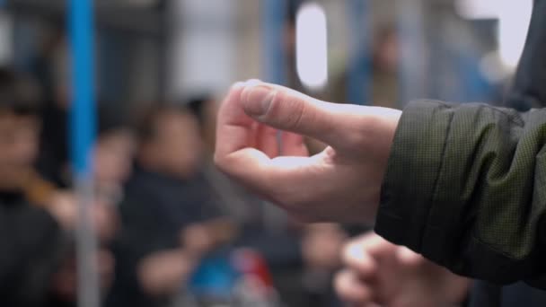 Человек в метро применяет дезинфицирующее средство — стоковое видео
