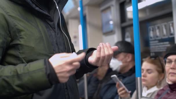 De mens brengt antiseptische gel op zijn handen — Stockvideo